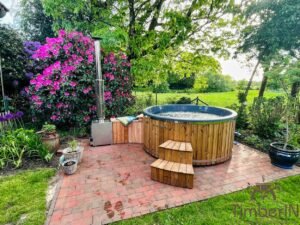 Buiten hottub jacuzzi met externe kachel