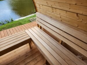 Ingang vanaf de zijkant + kachel aan de zijkant + u vormige banken (3)