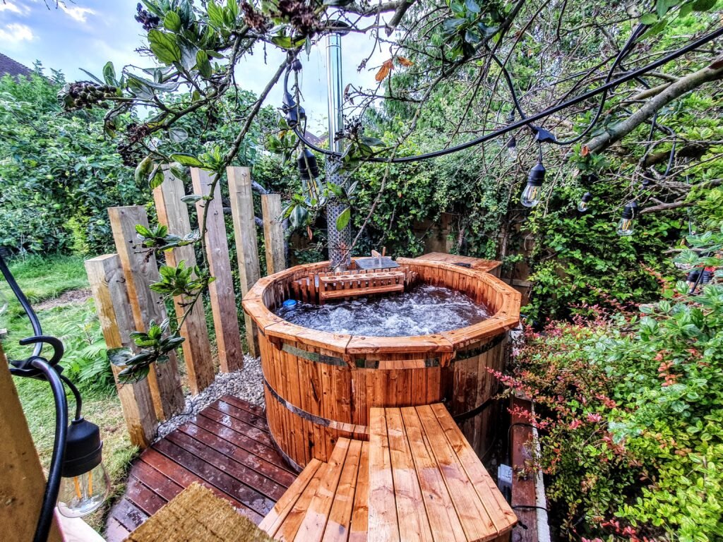 Het verschil tussen plastic fiberglas hot tubs vs. houten hot tubs (1)