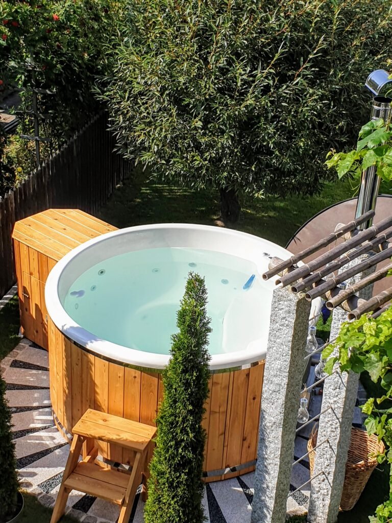 Het verschil tussen plastic fiberglas hot tubs vs. houten hot tubs (2)