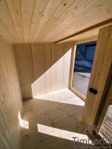 Moderne buitensauna met glazen pui (2)